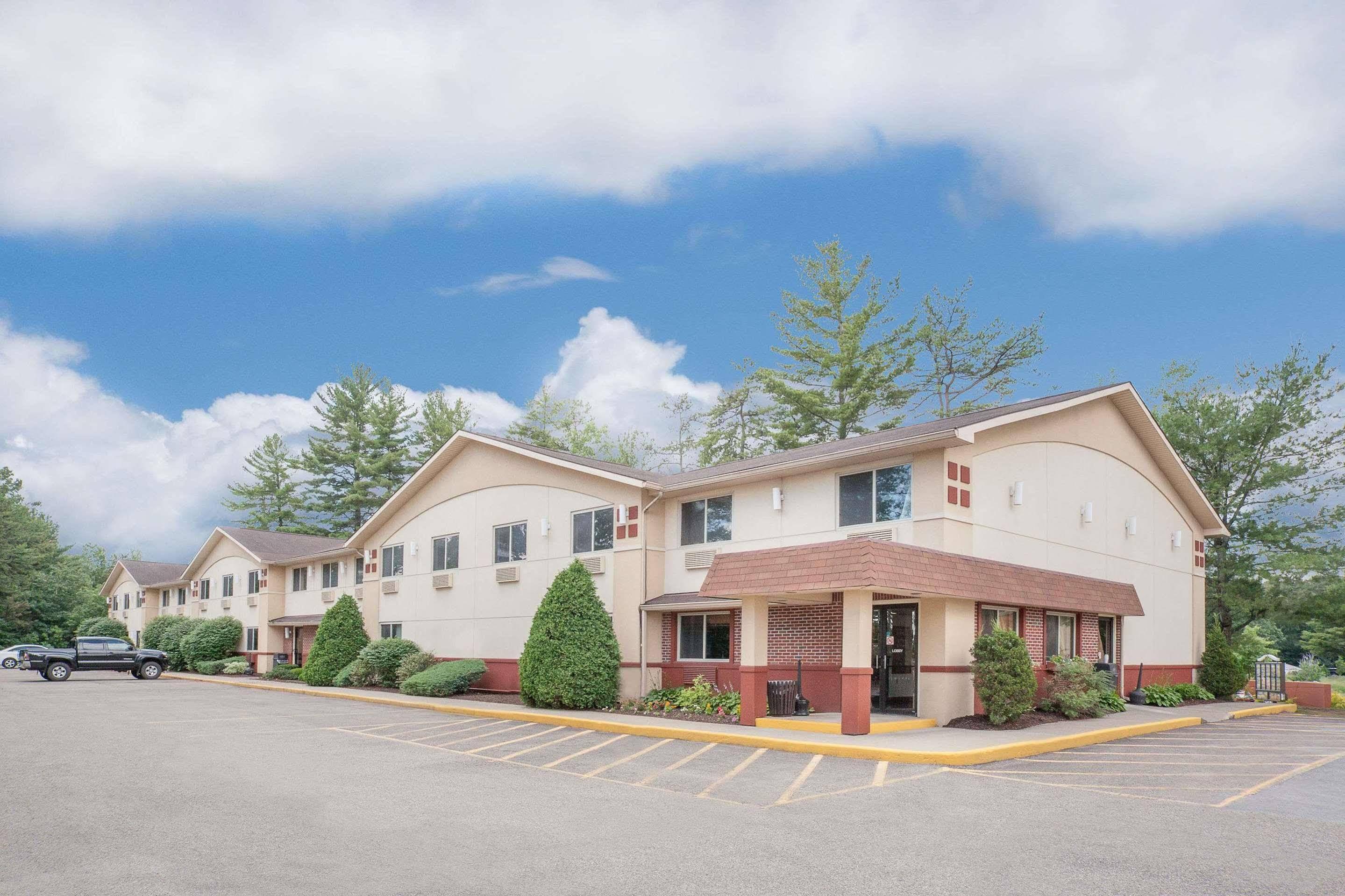 Super 8 By Wyndham Queensbury Glens Falls Exterior foto